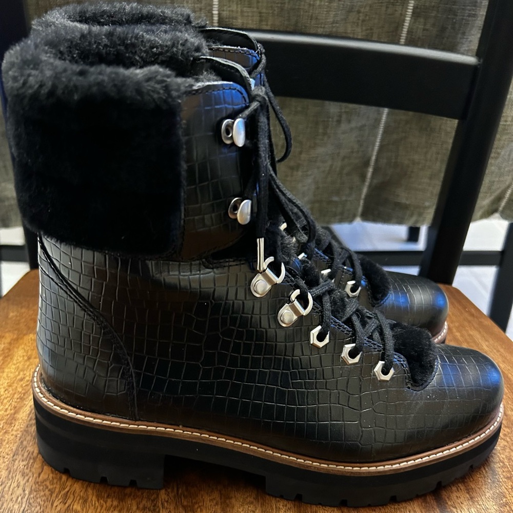 CLARK’S Orianna Faux Fur-lined Croc Embossed Black Leather Boot 9.5M